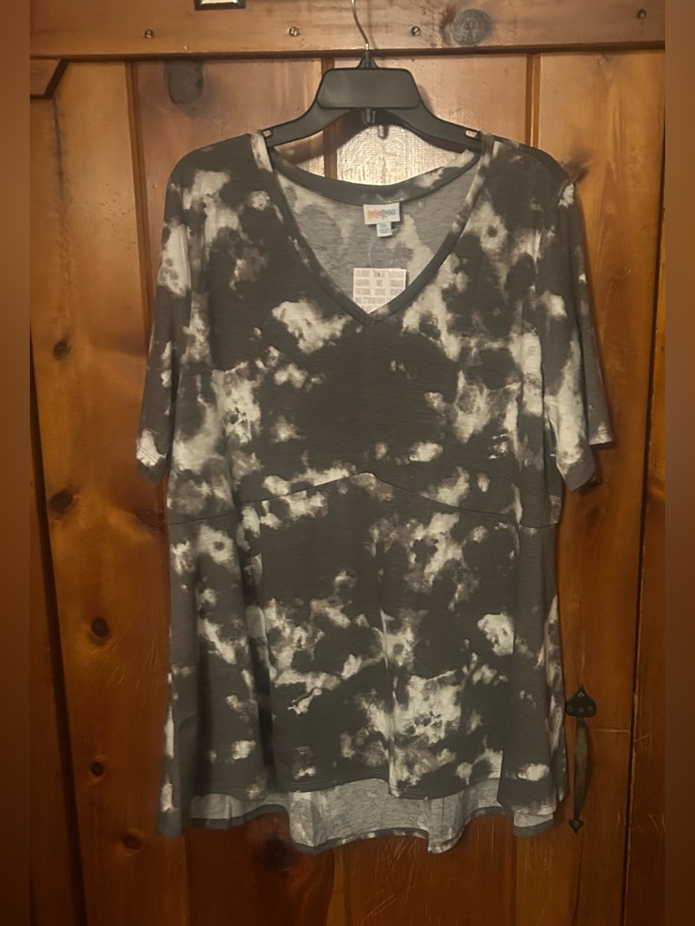 LuLaRoe Tie-Dye V-Neck Women’s Top in Charcoal and White 2X NWT